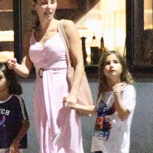 Mel Fronckowiak aproveitou a companhia da filha mais velha, Nina, de 7 anos, na noite desta quinta-feira (22)