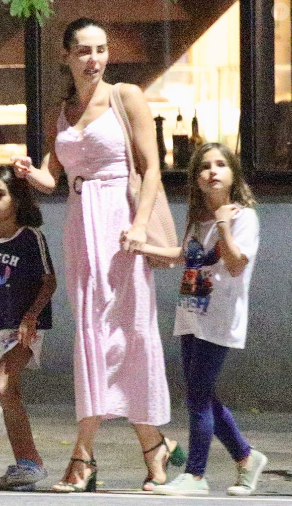 Mel Fronckowiak aproveitou a companhia da filha mais velha, Nina, de 7 anos, na noite desta quinta-feira (22)