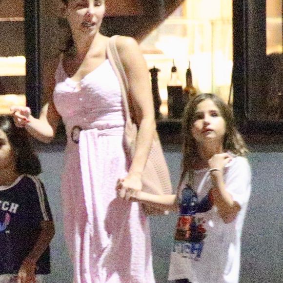 Mel Fronckowiak aproveitou a companhia da filha mais velha, Nina, de 7 anos, na noite desta quinta-feira (22)