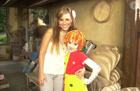 Isabelle Drummond deu vida à boneca Emília na versão do 'Sítio do Picapau Amarelo' entre 2001 e 2006 - na foto, atriz posa com Wanessa Camargo