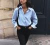 O jeans de modelagem mom e cintura alta aposta na simplicidade e tem aquele visual que remete ao minimalismo dos anos 1990, ao estilo de Carolyn Bessette