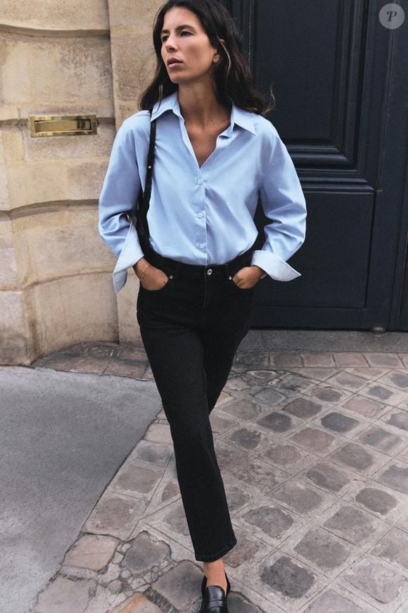 O jeans de modelagem mom e cintura alta aposta na simplicidade e tem aquele visual que remete ao minimalismo dos anos 1990, ao estilo de Carolyn Bessette