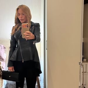 Poliana Rocha voltou para casa depois de uma viagem pela Europa e encontrou os pertences de Zé Felipe na sala. O cantor está nos Estados Unidos para um novo projeto musical