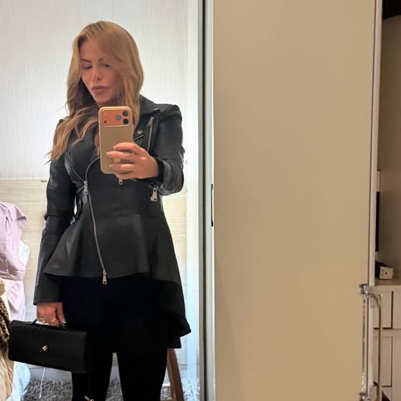 Poliana Rocha voltou para casa depois de uma viagem pela Europa e encontrou os pertences de Zé Felipe na sala. O cantor está nos Estados Unidos para um novo projeto musical