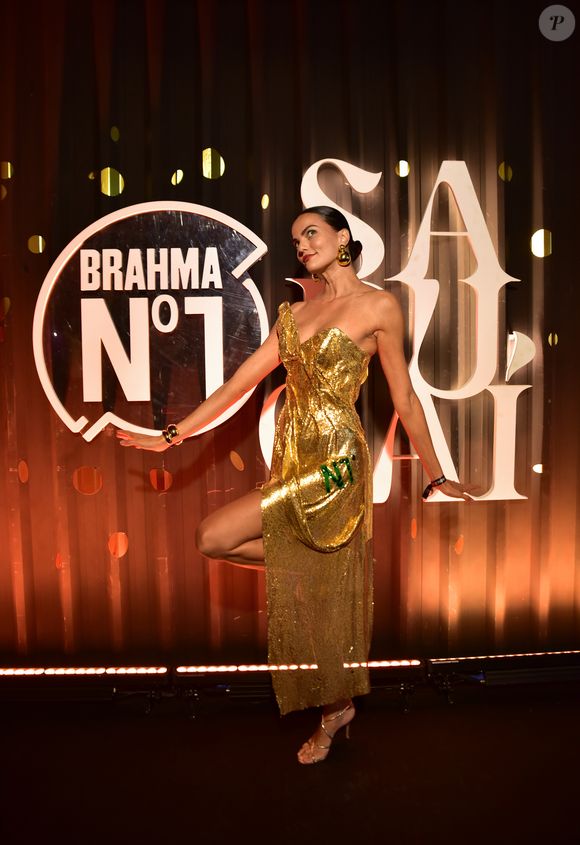Barbara Fialho no Carnaval RJ 2026: top surgiu em look todo dourado