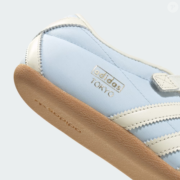 Vendido por R$ 799, o Adidas Tokyo Mary Jane conquista pela versatilidade e aparece como investimento certeiro para quem busca um tênis diferente das tradicionais Samba