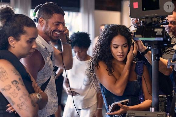 Bella Campos passou a ser rotulada de 'blasé' no bastidor de 'Vale Tudo'. Além disso, Globo avaliou que atriz poderia ter facilitado solução de problemas com Cauã Reymond