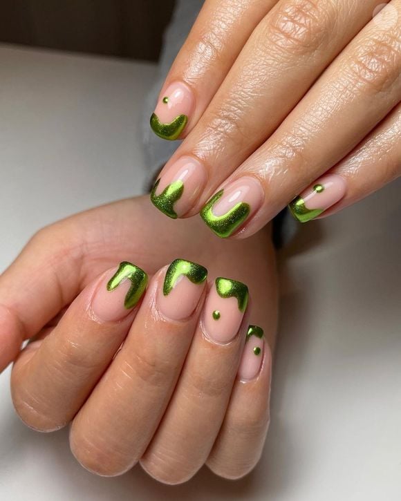Unhas cheias de personalidade para a folia, combinando brilho e verde metalizado