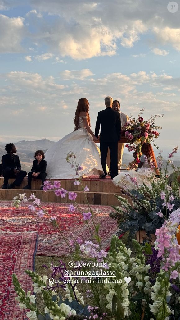 Giovanna Ewbank e Bruno Gagliasso renovaram os votos de casamento em uma cerimônia neste sábado (09)