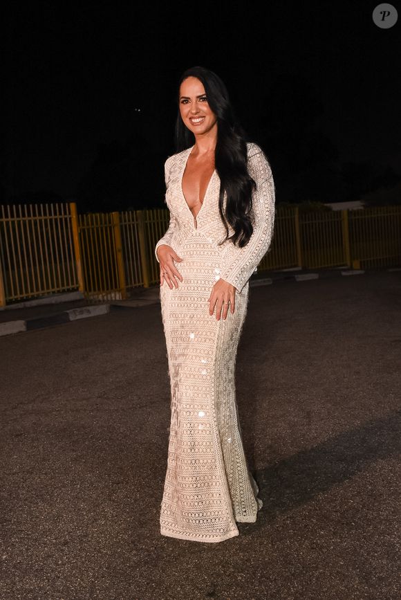 Graciele Lacerda elegeu vestido elegante com leve transparência para gravação de especial de Natal de Zezé Di Camargo