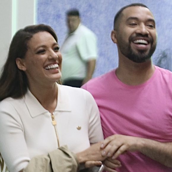 Bia e Gil demonstraram bastante intimidade ao desembarcarem juntos