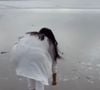 Meghan Markle surgiu usando um look branco, correndo por uma praia, em um vídeo publicado em sua conta no Instagram.