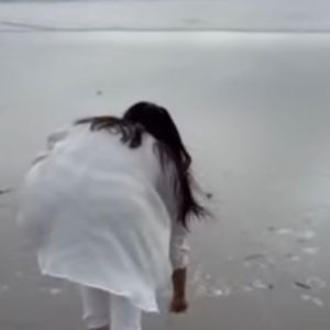 Meghan Markle surgiu usando um look branco, correndo por uma praia, em um vídeo publicado em sua conta no Instagram.