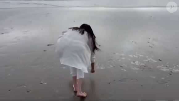 Meghan Markle surgiu usando um look branco, correndo por uma praia, em um vídeo publicado em sua conta no Instagram.