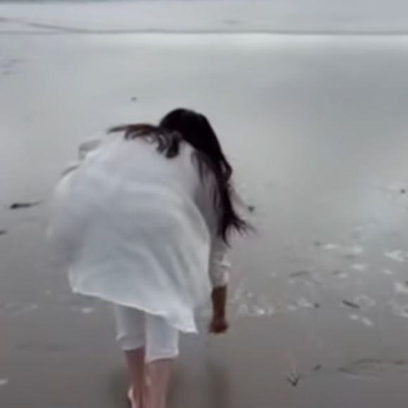 Meghan Markle surgiu usando um look branco, correndo por uma praia, em um vídeo publicado em sua conta no Instagram.