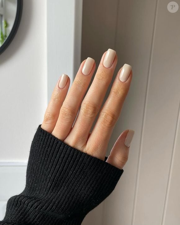 Se tem uma cor de esmalte que amamos, é o creme. Ele tem um visual sofisticado e sua neutralidade o torna um tom muito versátil, que combina com qualquer ocasião