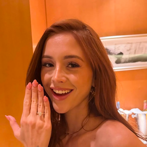 Amanda Araújo mostra a aliança de noivado após ser pedida em casamento por Richarlison no Shangri-La The Shard, em Londres