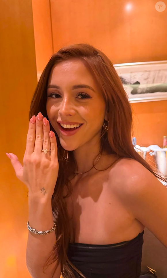 Amanda Araújo mostra a aliança de noivado após ser pedida em casamento por Richarlison no Shangri-La The Shard, em Londres