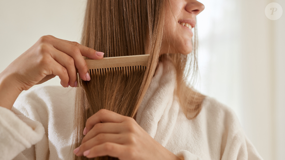 Depois de aplicar o shampoo nos cabelos, a especialista afirma que, se você substituir a fricção com os dedos por uma escova para espalhar o shampoo por todo o cabelo, o frizz será bastante reduzido.