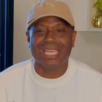 Expulso por agressão no ‘BBB 26’, Edilson Capetinha surge de branco, pede perdão 'por palavras', mas ignora empurrão em Leandro