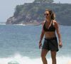 O que significa olhar para o chão enquanto caminha, segundo a psicologia? - Foto ilustrativa da atriz Adriana Esteves caminhando no Rio de Janeiro