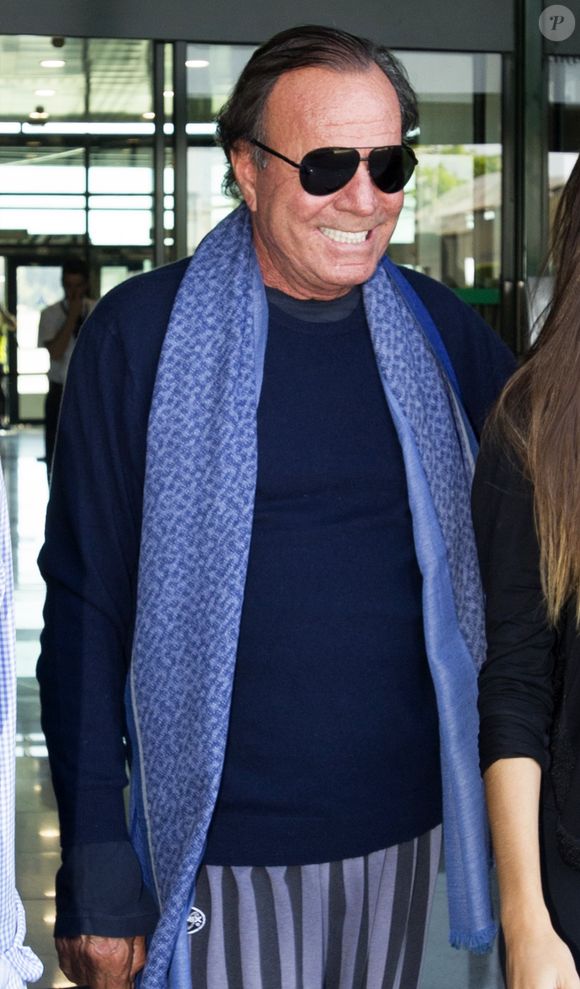 Julio Iglesias acusado de violência sexual: os abusos teriam ocorrido em 2021. As jovens, de pouco mais de 20 anos, eram estrangeiras e dependiam financeiramente do emprego