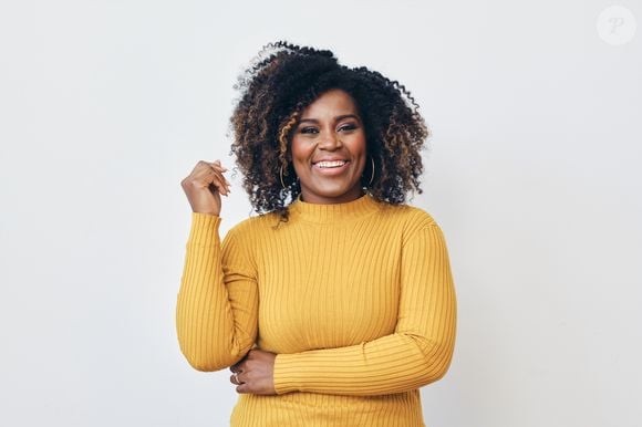 Para bases escuras que desejam adicionar profundidade e brilho extra, o marrom chocolate aparece como uma opção, com mechas balayage integradas e esfumadas
