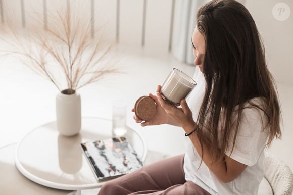 Acender uma vela ao chegar em casa pode ajudar a acalmar o cérebro, reduzir o estresse e funcionar como um regulador emocional, segundo especialista em bem-estar