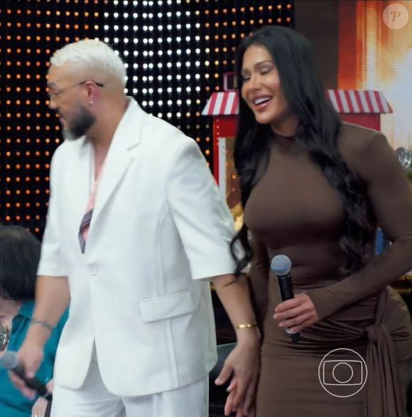 Belo e Gracyanne Barbosa ficaram de mãos dadas durante a gravação do programa