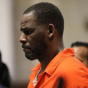 Atualmente, R. Kelly está preso por diversos crimes sexuais