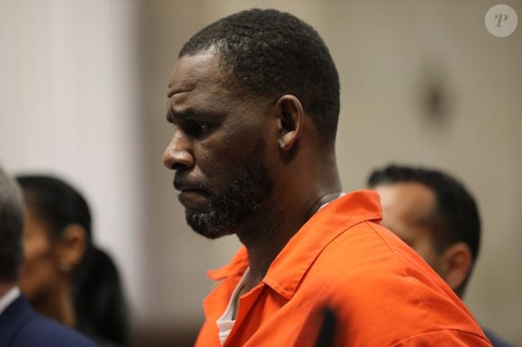 Atualmente, R. Kelly está preso por diversos crimes sexuais