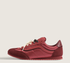 Confesso que já encontrei um candidato para acompanhar esses looks até o Verão 2027: um tênis da Vans em um tom de vermelho profundo que lembra o famoso drink Bloody Mary e o borgonha que vem chamando atenção até no universo dos smartphones