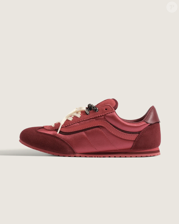 Confesso que já encontrei um candidato para acompanhar esses looks até o Verão 2027: um tênis da Vans em um tom de vermelho profundo que lembra o famoso drink Bloody Mary e o borgonha que vem chamando atenção até no universo dos smartphones
