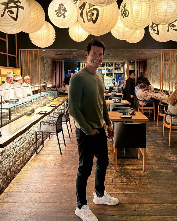 Leo Young faz sucesso nas redes sociais, além de comandar o Tatá Sushi, restaurante japonês de prestígio em São Paulo.