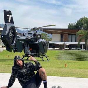 Neymar foi de helicóptero com amigos para a Sapucaí