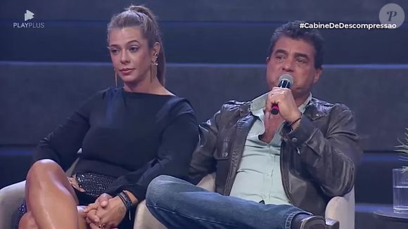 Dhomini reagiu de forma explosiva, com os ânimos completamente exaltados: 'Cadê a palavra ‘divórcio’ que você pronunciou aí? Ela está inventando! Se você inventar mais uma mentira aqui, eu vou levantar e vou embora. Me mostra se ela falou de divórcio lá dentro! Você é mentirosa!'