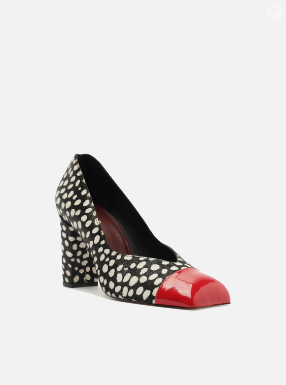 O modelo da Arezzo aposta em uma combinação de cores e elementos visuais que remetem ao universo artístico de Kusama. Batizado de Scarpin Multicolorido Salto Bloco Cap Toe Vermelho, o sapato resgata uma estética clássica ao mesmo tempo em que conversa com tendências contemporâneas de arte