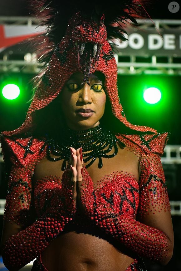 Iza desfilou com maquiagem exuberante que imitava olhos de serpente