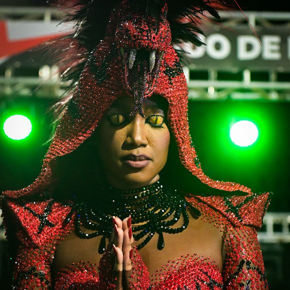 Iza desfilou com maquiagem exuberante que imitava olhos de serpente