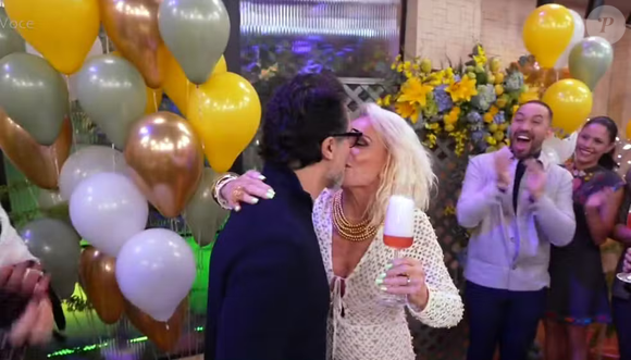 Apresentadora celebra um ano de casamento com Fábio Arruda e troca 'beijão' ao vivo