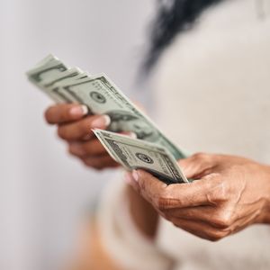 Notas e moedas continuam fazendo parte da rotina de muita gente. E, segundo a psicologia, isso pode estar relacionado a uma habilidade importante: administrar melhor os próprios gastos
