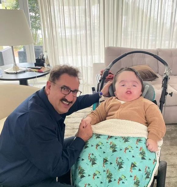 Ratinho se derrete ao falar do neto Noah e reforça: 'Ele é nosso anjinho, tem que cuidar dele'