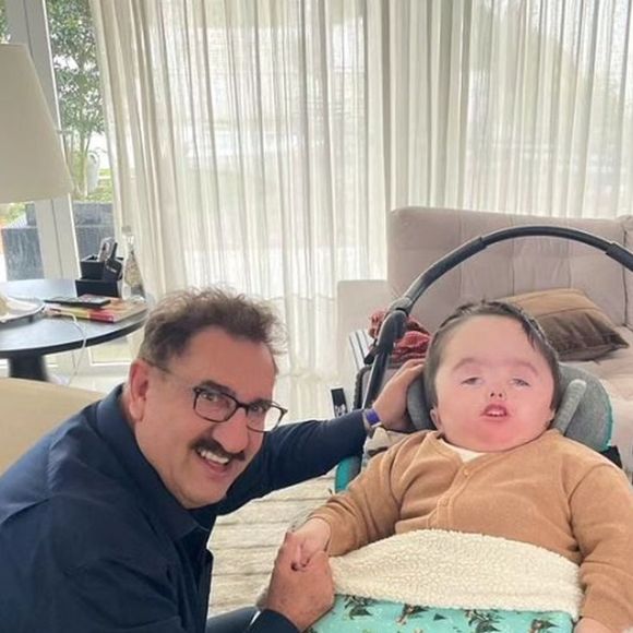 Ratinho se derrete ao falar do neto Noah e reforça: 'Ele é nosso anjinho, tem que cuidar dele'