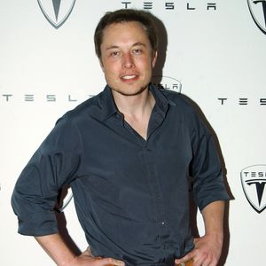 2008: Elon Musk já começava a mudar seu visual, apesar de ainda sutil