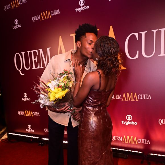 O casalzão estiloso ainda tirou um tempinho para aquele momento de romance, com buquê de flores e beijo na boca!