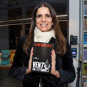 Malu Mader achou que se tratava de um assalto, mas, na verdade, eram os paparazzi, que passaram o dia escondidos atrás de uma árvore e dentro de um carro, segundo o site O Fuxico