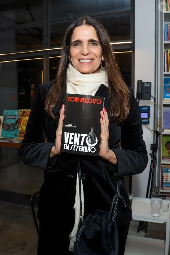 Malu Mader achou que se tratava de um assalto, mas, na verdade, eram os paparazzi, que passaram o dia escondidos atrás de uma árvore e dentro de um carro, segundo o site O Fuxico