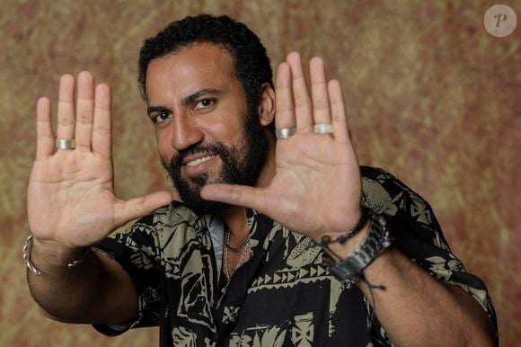 No remake de 'Vale Tudo', o personagem de Olavo (Ricardo Teodoro), grande amigo de César (Cauã Reymond), esconde a sua verdadeira identidade.