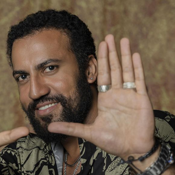 No remake de 'Vale Tudo', o personagem de Olavo (Ricardo Teodoro), grande amigo de César (Cauã Reymond), esconde a sua verdadeira identidade.