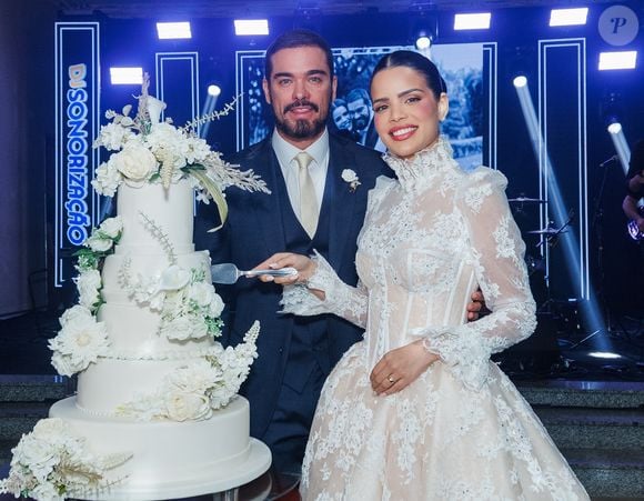 Para a recepção, Luana Sales trocou o vestido de princesa por uma criação de alta-costura assinada por Fábio Ferreira